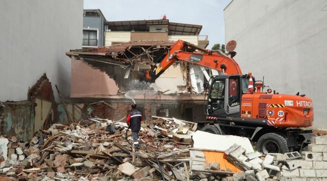 Gaziemir'de riskli yapılar yıkılıyor