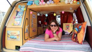 Genç hemşire, minibüsünü evi yaptı