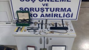 Hırsız, hizmetçi ve iki arkadaşı çıktı