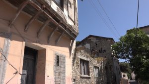 Hırsızlar ahşap evin ikinci katını çaldı