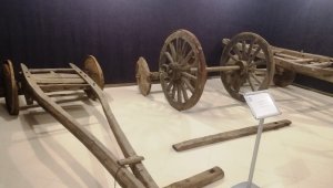 İçeriye giren, "Nereden nereye" diyerek dışarıya çıkıyor