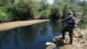 İşletme atıkları Alaşehir Çayı'nı siyaha boyadı