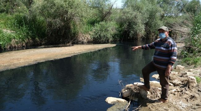 İşletme atıkları Alaşehir Çayı'nı siyaha boyadı