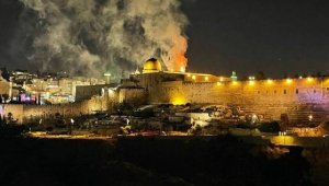 İsrail yeniden saldırdı! Mescid-i Aksa alev alev
