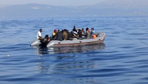 İzmir açıklarında 24 düzensiz göçmen kurtarıldı