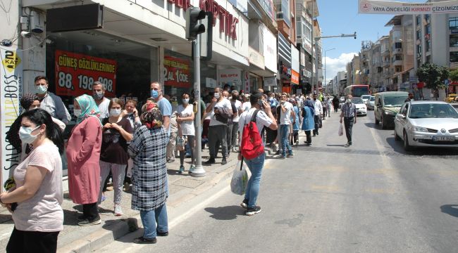 İzmir'de PTT önünde metrelerce kuyruk