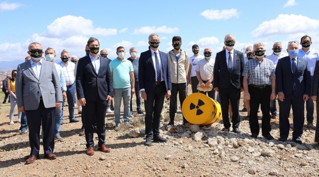 İzmir'de 14 yıldır temizlenmeyen nükleer atıklar için "duran adam" eylemi