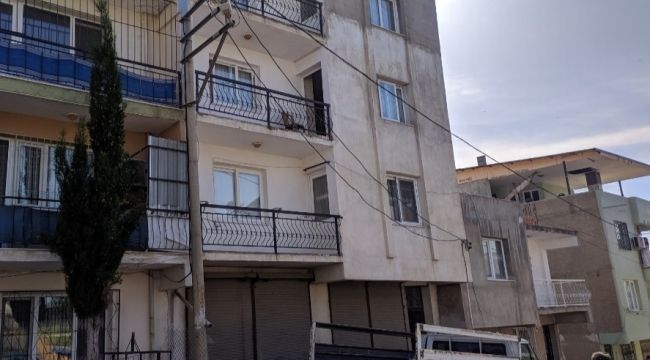 İzmir'de 2.5 yaşındaki çocuk 5. kattan kamyonetin üzerine düştü