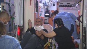 İzmir'de dehşet! Yaşlı adamın kırık cam şişesi ile boğazı kesildi