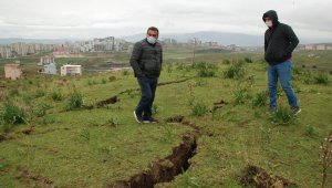 İzmir'de derin yarıklar olan mahallede 5 ev boşaltıldı