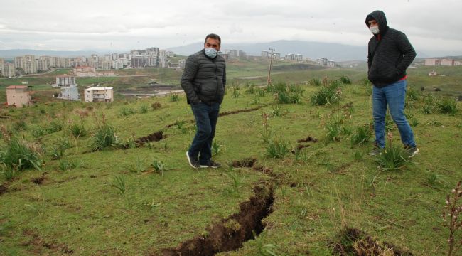 İzmir'de derin yarıklar olan mahallede 5 ev boşaltıldı