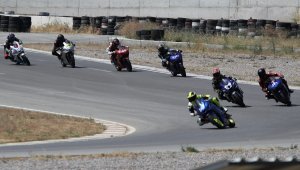 İzmir'de kadın motosikletçiler piste çıktı