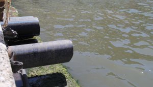 İzmir'de körfeze kirli su böyle aktı