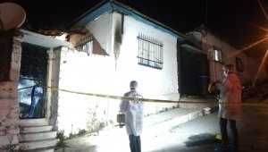 İzmir'de molotof atıldığı ileri sürülen müstakil evde yangın çıktı