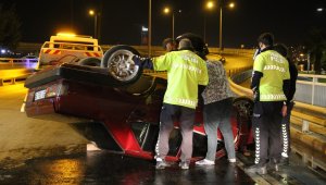 İzmir'de takla atan otomobilin sürücüsü yaralandı