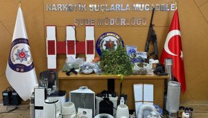 İzmir'de zehir tacirlerine ardı ardına baskınlar: 27 gözaltı