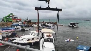 İzmir'de fırtına nedeniyle 26 tekne battı