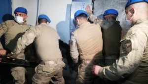 Jandarmadan duvar yıkımlı kumar baskını