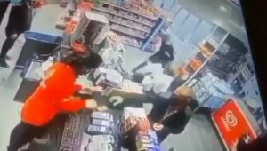 Kadın dayak yerken alışverişe devam ettiler