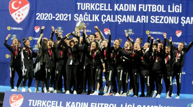 Kadınlar Ligi şampiyonu Beşiktaş kupasını aldı