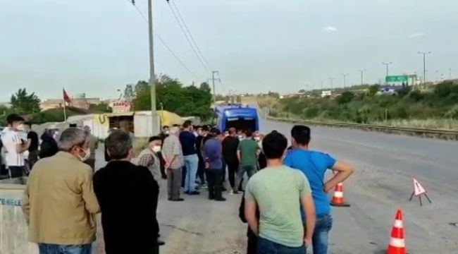 Kalkan tozdan bıkan mahalleli yolu kapattı
