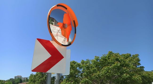 Kırılan trafik güvenlik aynası kazaya davetiye çıkarıyor