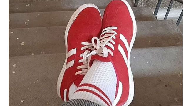 Kırmızı beyaz ayakkabı ve çorap giyen kadına 7 bin 500 lira ceza