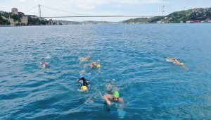 Kısıtlamada İstanbul Boğazı'nı yüzerek geçtiler