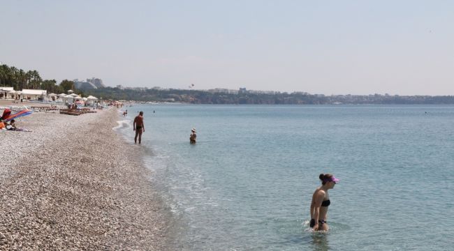 Konyaaltı sahili normalleşme öncesi son kez 'turistlere' kaldı