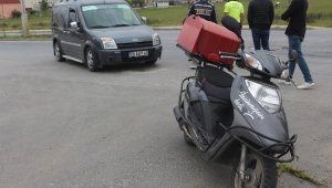 Kurye motosikleti ile otomobil çarpıştı: 1 yaralı