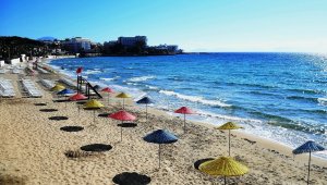 Kuşadası mavi bayraklı plajları ile misafirlerini bekliyor