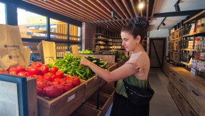 Kuşadası'nda 'Halk Adamarket' ilgi görüyor