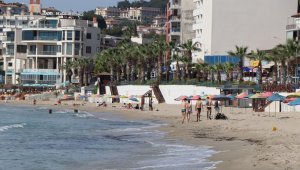 Kuşadası'nda turistler sahile akın etti