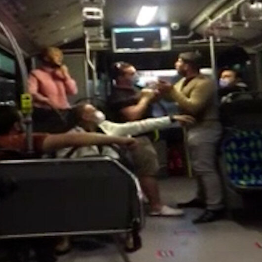 Metrobüste "bacak bacak üzerine attın" kavgası