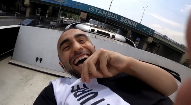 Metrobüsün üstünde tehlikeli yolculuk