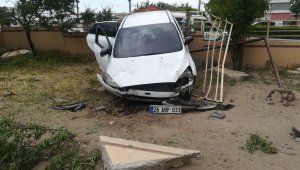 Otomobil bahçeye daldı, çocuklar ölümden döndü