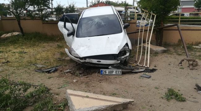 Otomobil bahçeye daldı, çocuklar ölümden döndü