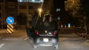 Otomobilin üstünde tehlikeli yolculuk kamerada