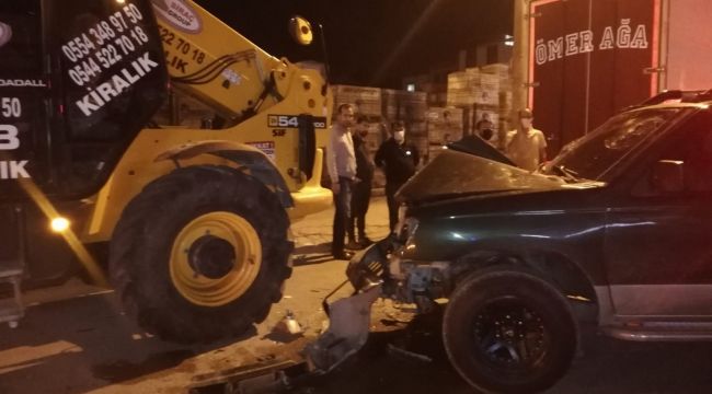 Pikap park halindeki iş makinesine çarptı: 2'si ağır 4 yaralı