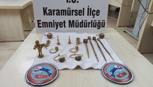 Polis ekiplerinin şüphelendiği araçtan 15 adet tarihi eser çıktı