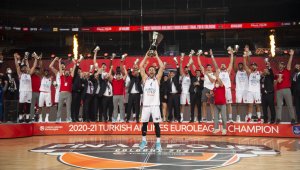 Şampiyon Anadolu Efes kupasını aldı