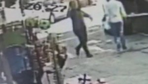 Sokakta rastgele ateş açtı, ardından kendini vurarak intihar etti