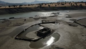 Suları çekilen barajda köy ortaya çıktı!