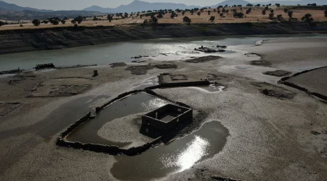 Suları çekilen barajda köy ortaya çıktı!