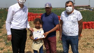 Tarladaki çocuklara tablet dağıtıldı