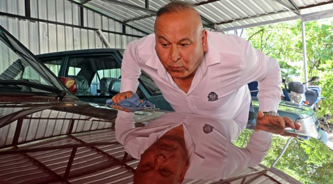 Toz kondurmadığı otomobillerini ne kullanıyor ne satıyor