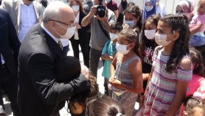 Vali Köşger, depremzedelerle bayramlaştı