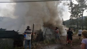 Yanan ev için insan zinciri oluşturdular