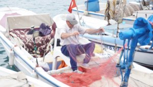 Yarım asırdır özenle ağları tamir ediyorlar