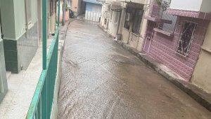 10 dakikalık yağmurda Bayraklı'yı sel aldı